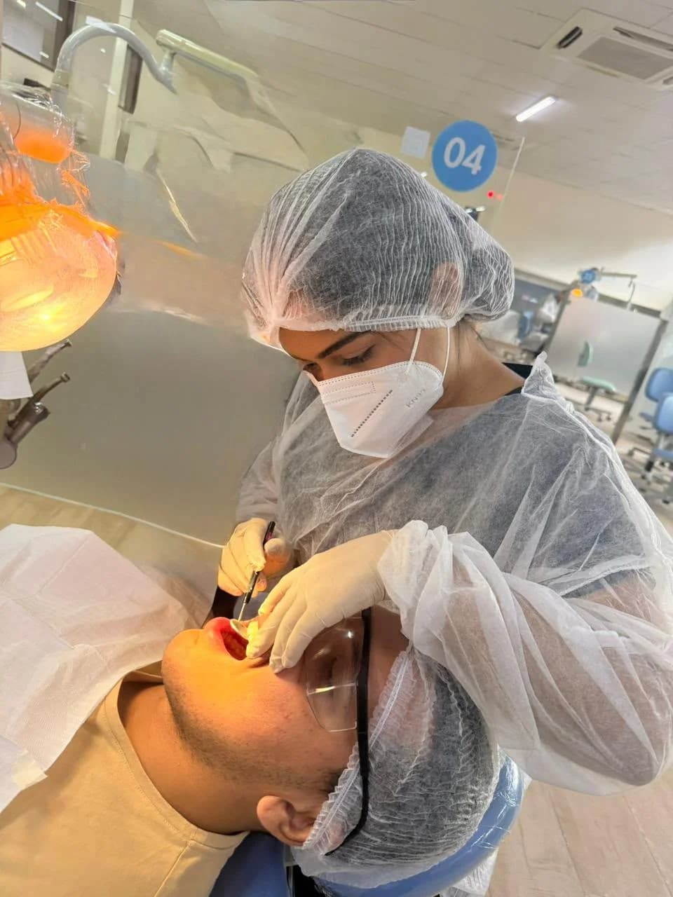 Dra. Darlyana concentrada durante procedimento odontológico